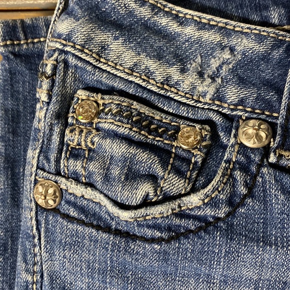 Miss me jeans size 26 skinny. Has fading and distressing. Super adorable jeans! - Picture 7 of 11